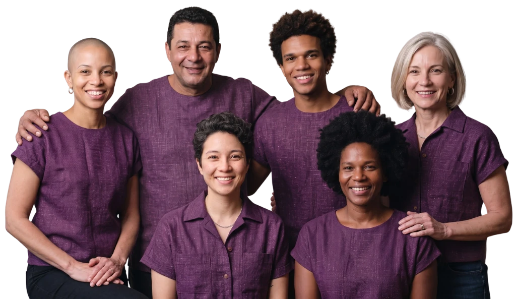 Retrato de grupo de seis pessoas com diversidade de idade, raça e corpo, em camisas roxas, com os braços entrelaçados nos ombros umas das outras, sorrindo para a câmera